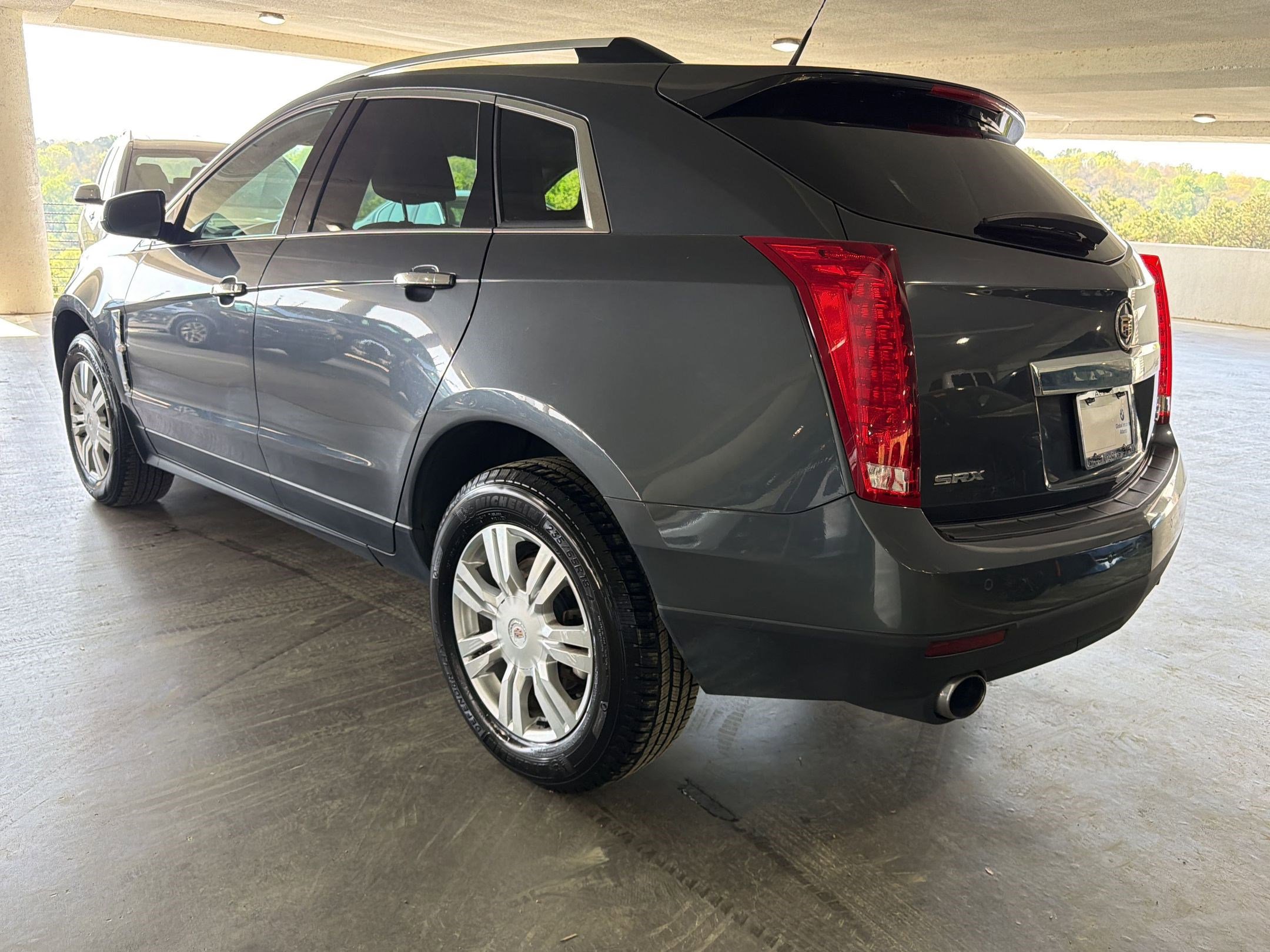 Used 2010 Cadillac SRX Luxury image 2