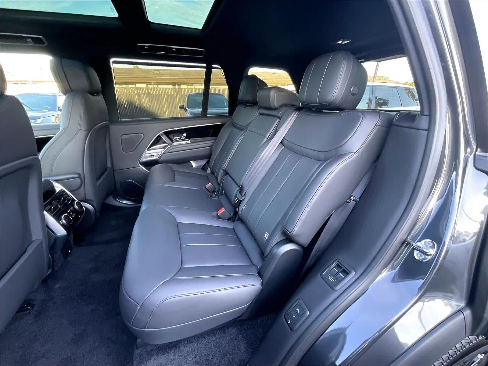 New 2026 Land Rover Range Rover Long Wheelbase SE AWD/4WD image 12