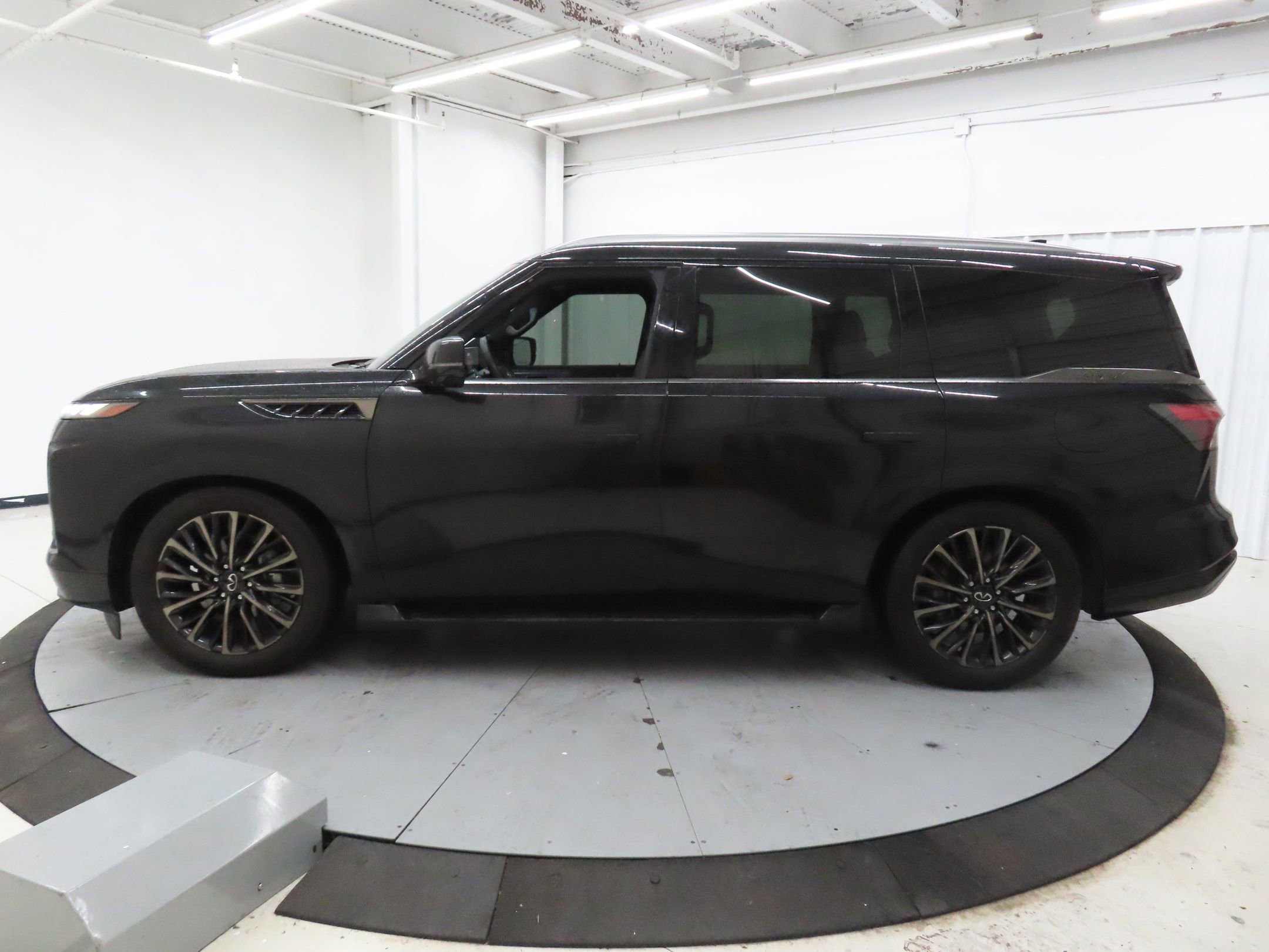 Used 2025 INFINITI QX80 Autograph image 6