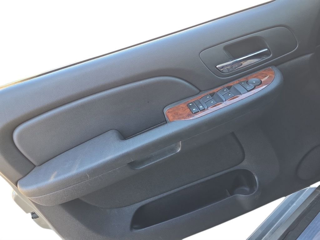 Used 2009 Chevrolet Suburban LT image 17