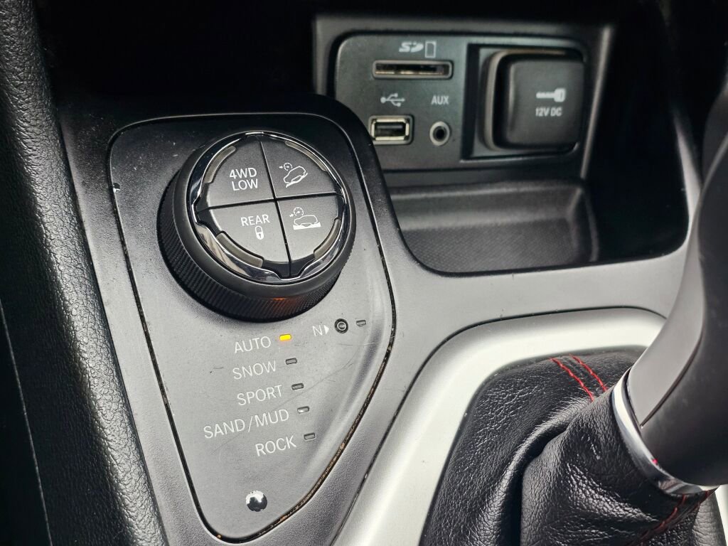 Used 2016 Jeep Cherokee Trailhawk w/ Leather Interior Group image 32