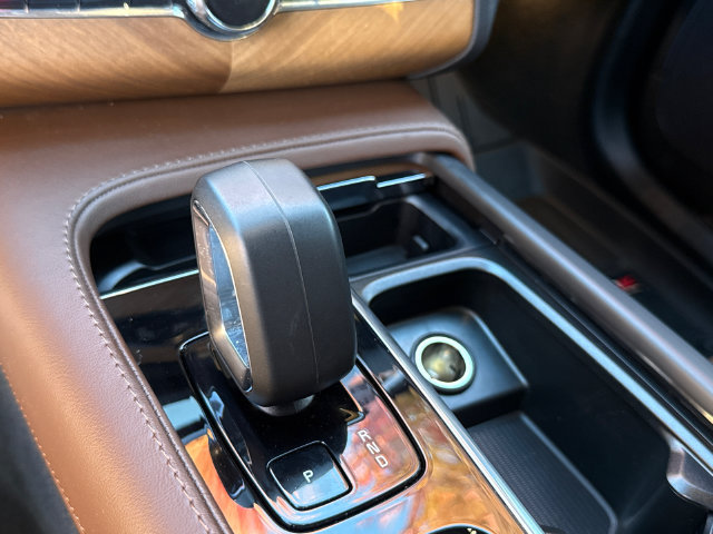 Certified 2025 Volvo XC90 T8 Plus AWD/4WD image 16