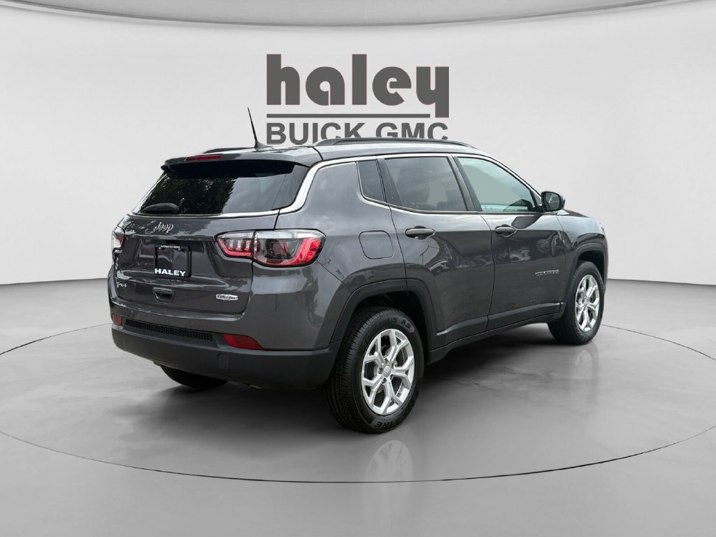 Used 2024 Jeep Compass Latitude AWD/4WD image 5