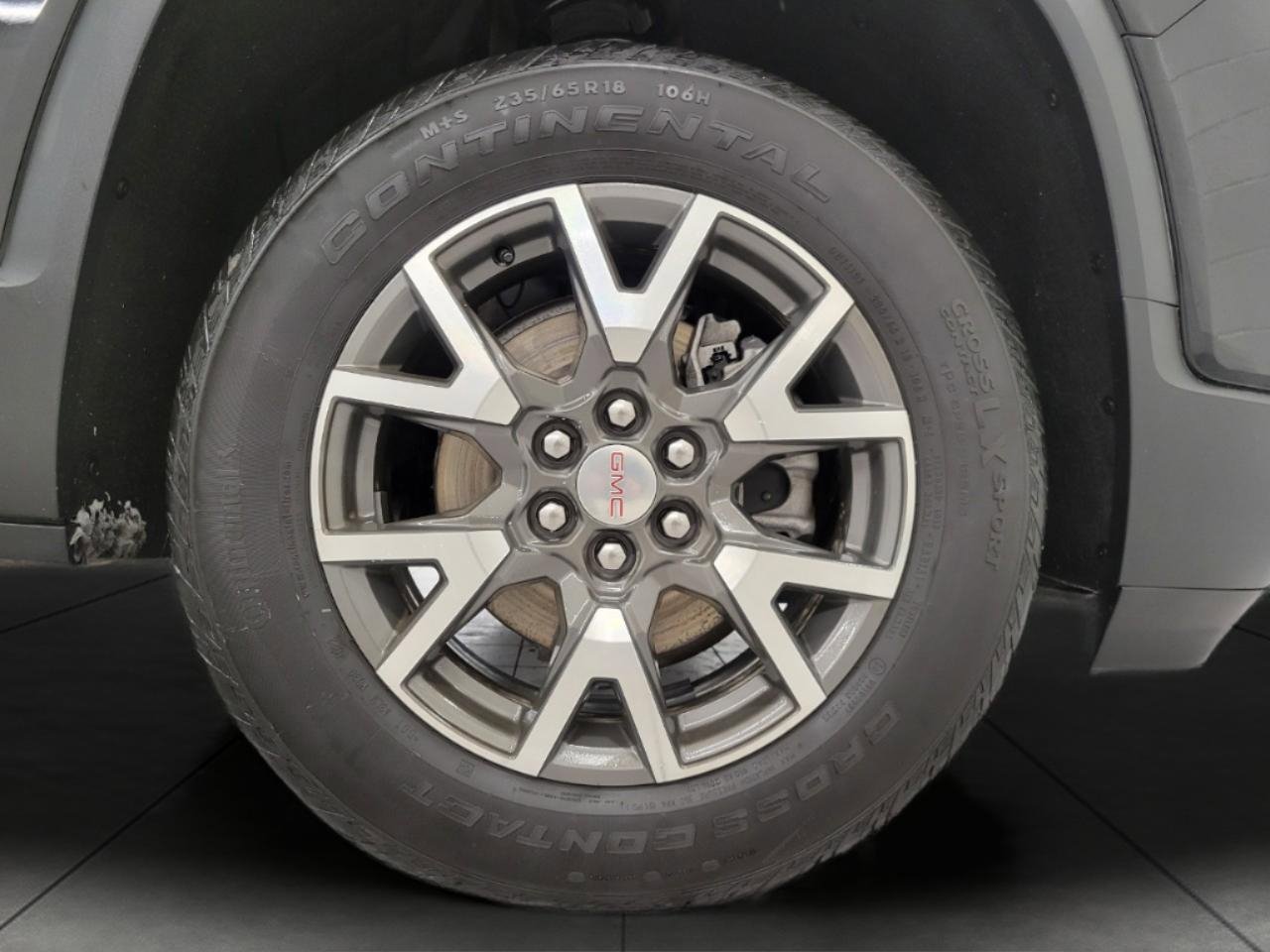 Used 2023 GMC Acadia SLE w/ Driver Convenience Package image 3