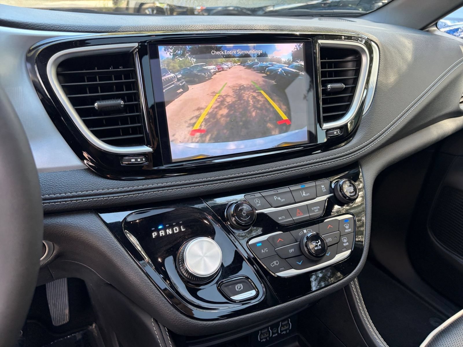 Used 2025 Chrysler Pacifica Limited FWD image 27