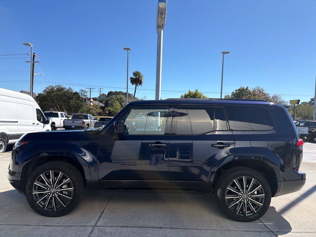 Used 2025 Lexus GX 550 w/ Accessory Package (2T) AWD/4WD image 3