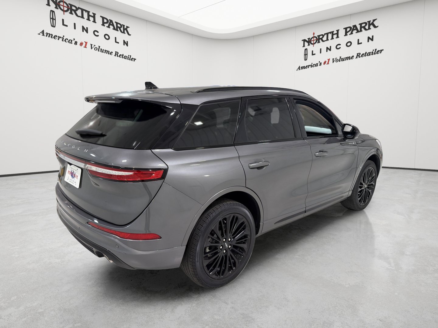 Used 2023 Lincoln Corsair Reserve w/ Jet Appearance Package FWD image 5