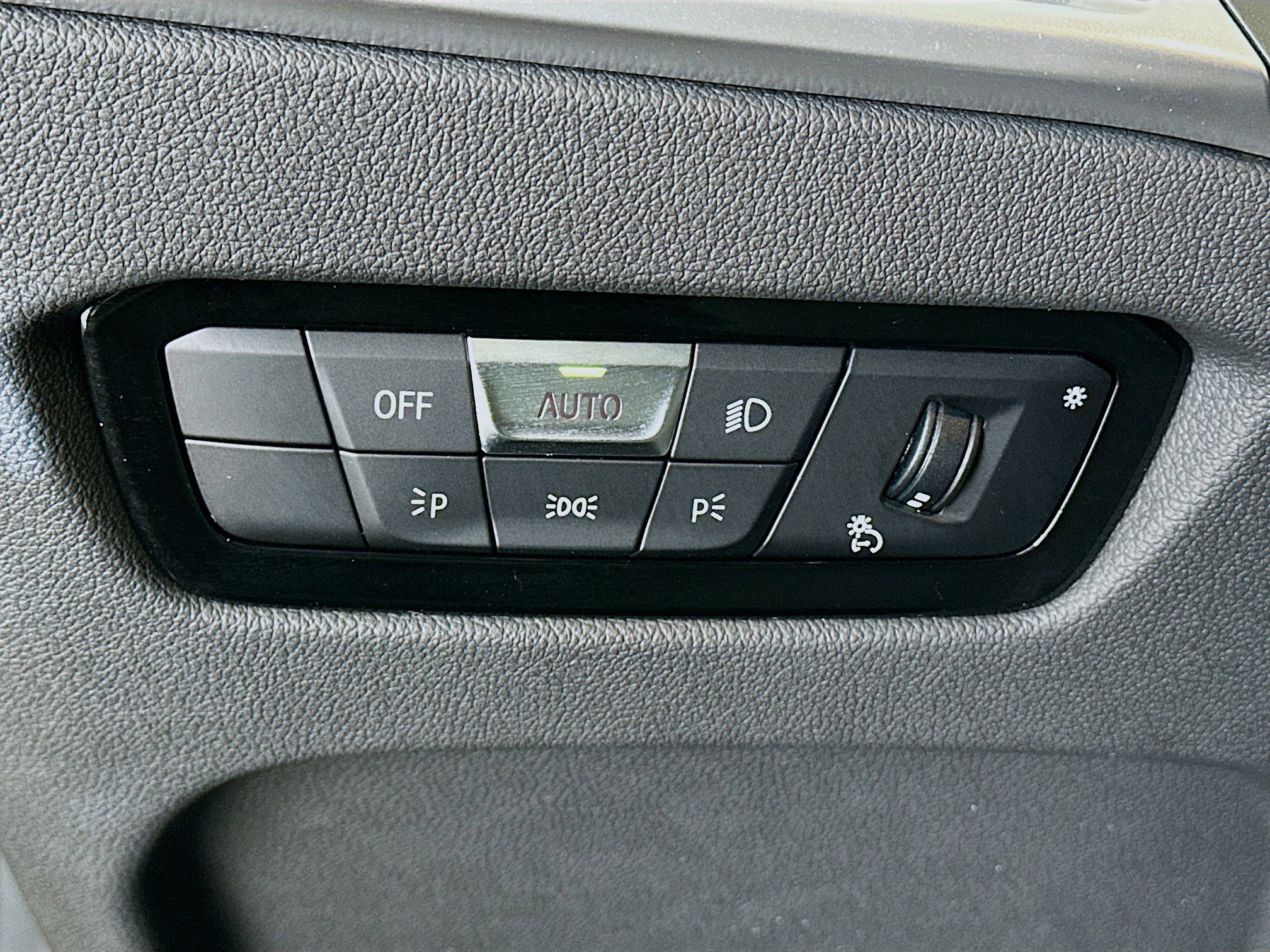 Used 2025 BMW 330i Sedan w/ Convenience Package image 17