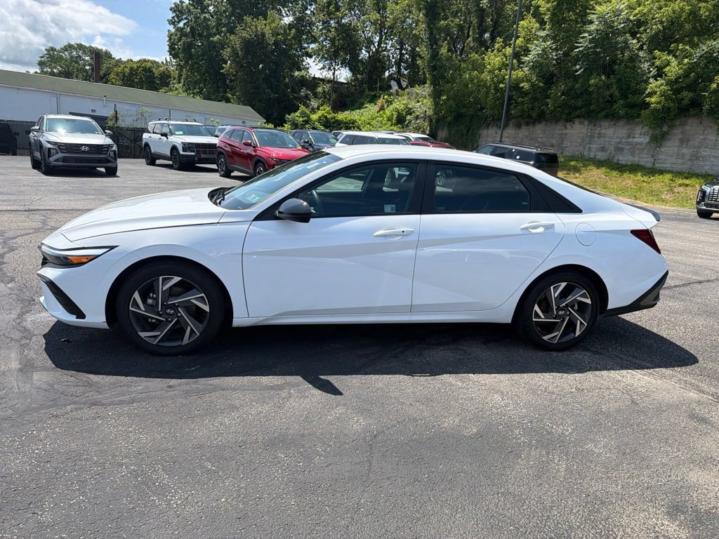 Certified 2025 Hyundai Elantra Sport FWD image 4
