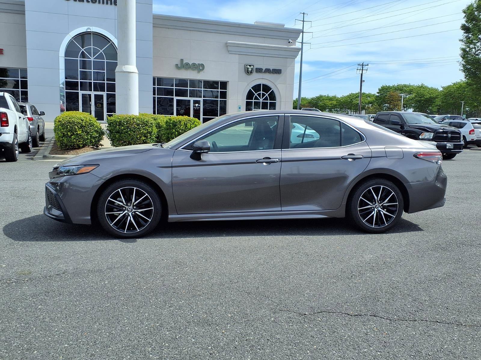 Used 2024 Toyota Camry SE FWD image 3