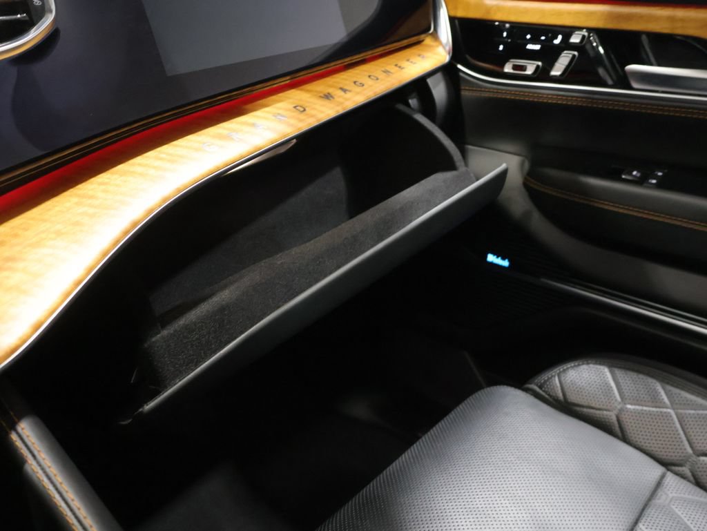 Used 2022 Jeep Grand Wagoneer Series III AWD/4WD image 30