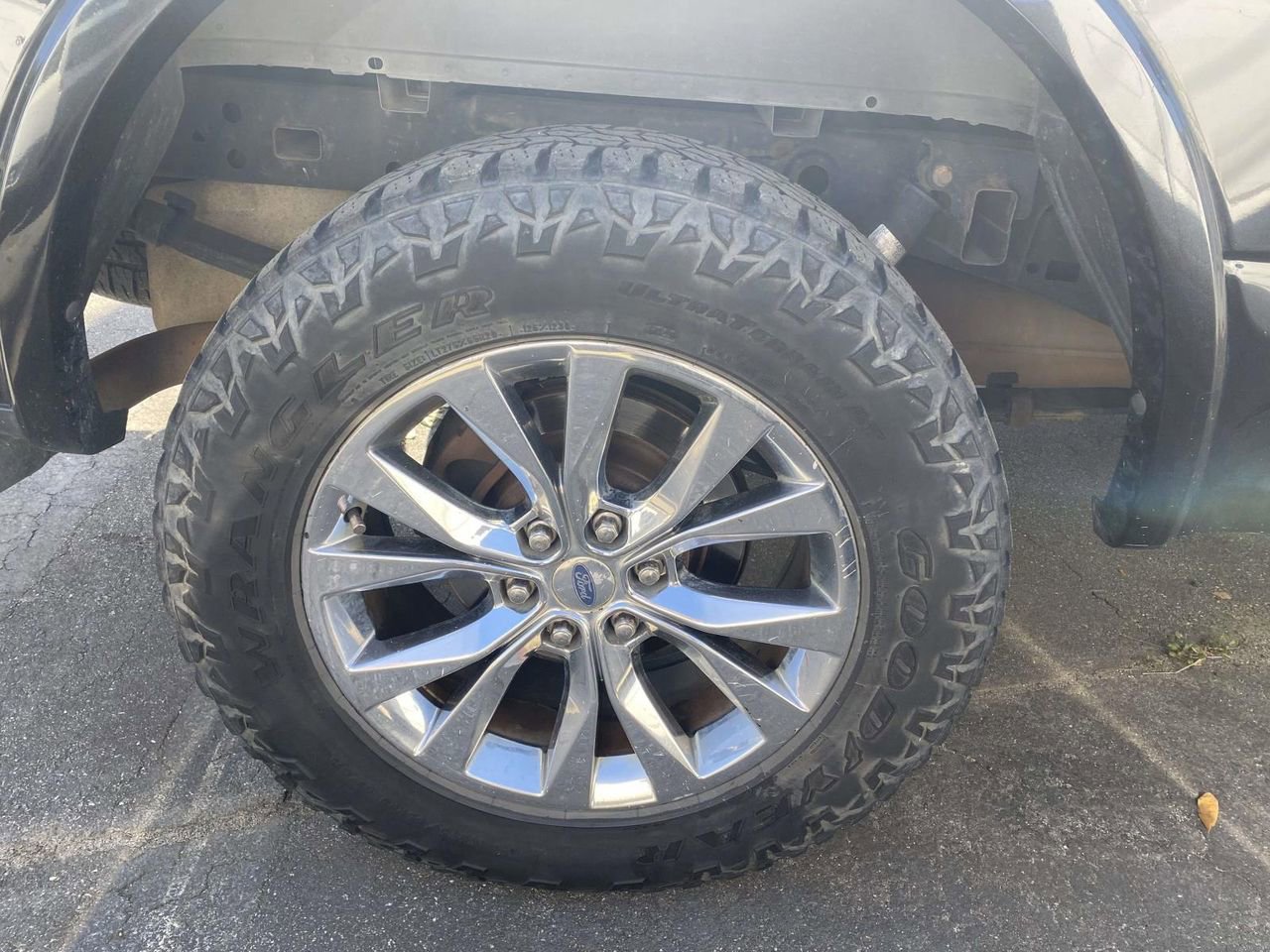 Used 2015 Ford F150 Lariat w/ Equipment Group 502A Luxury AWD/4WD image 8
