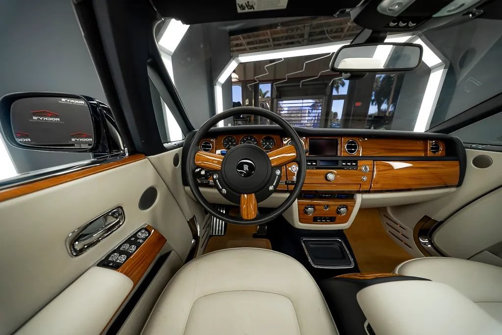 Used 2010 Rolls-Royce Phantom Drophead Coupe RWD image 2