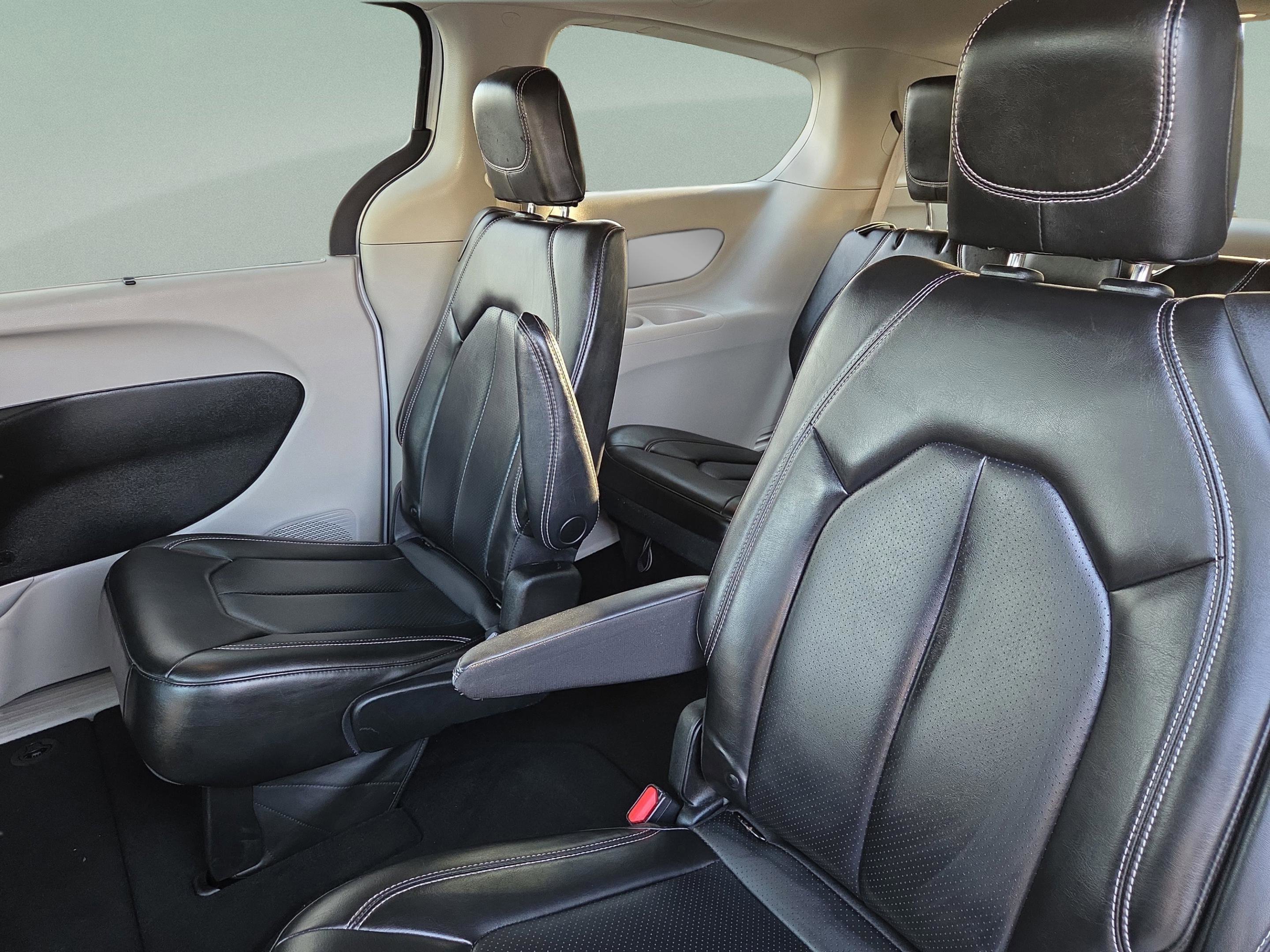 Used 2023 Chrysler Pacifica Touring-L image 27