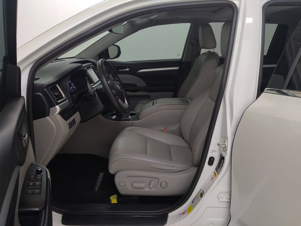 Used 2019 Toyota Highlander XLE FWD image 17