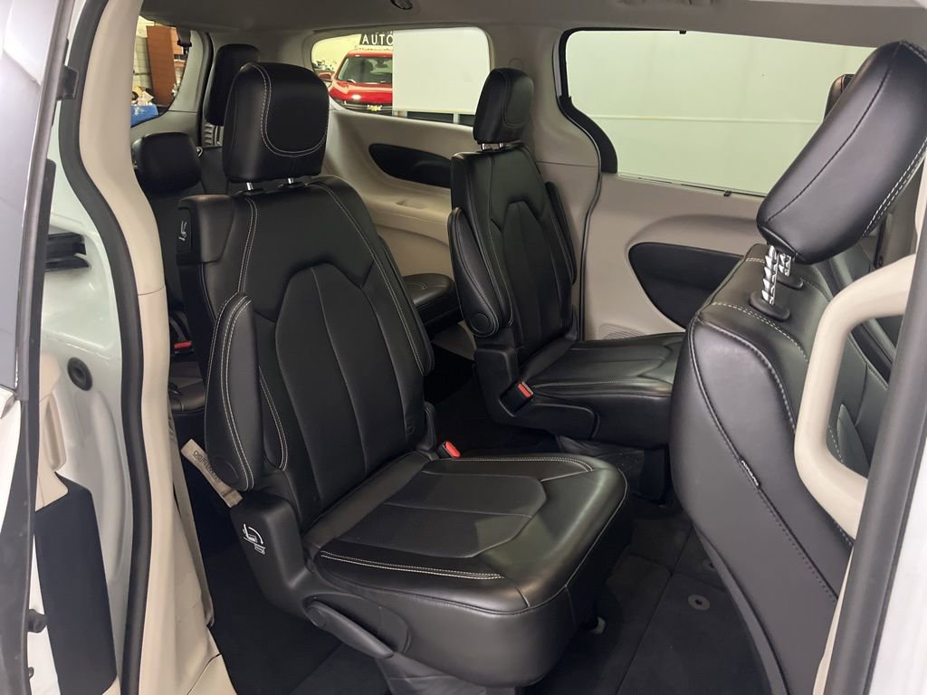 Used 2024 Chrysler Pacifica Touring-L image 22
