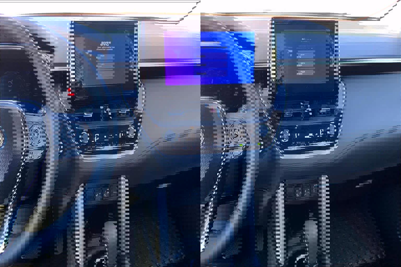 Used 2025 Toyota Corolla Cross XLE w/ Convenience Package image 7