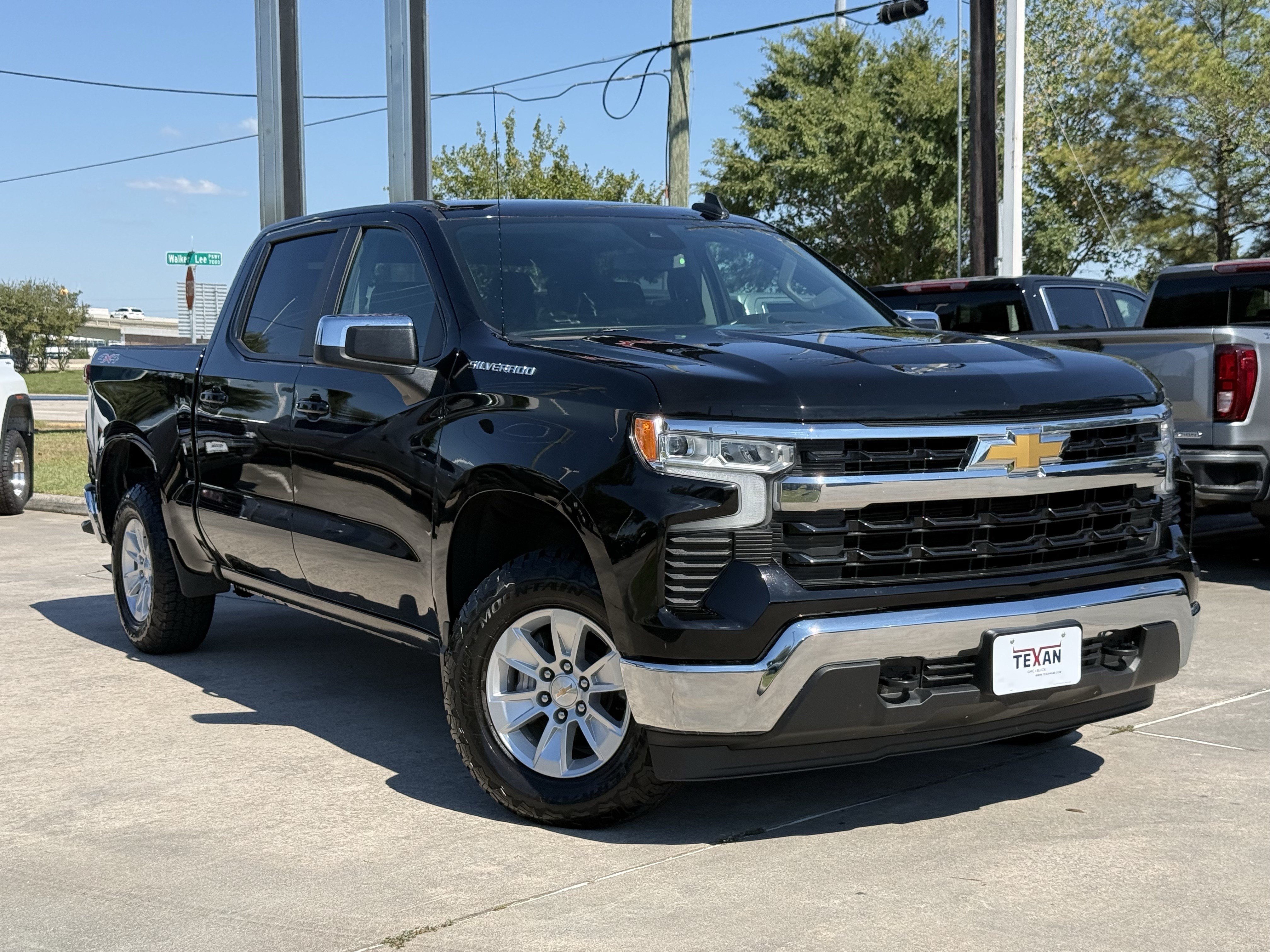 Used 2025 Chevrolet Silverado 1500 LT AWD/4WD image 2