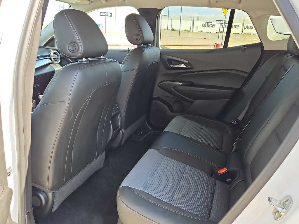 Used 2025 Chevrolet Trax LT w/ LT Convenience Package FWD image 28