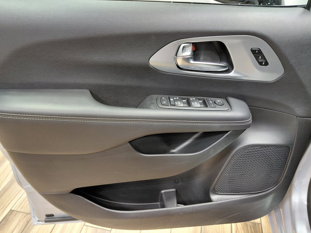 Certified 2026 Chrysler Pacifica Limited w/ S Appearance Package FWD image 45