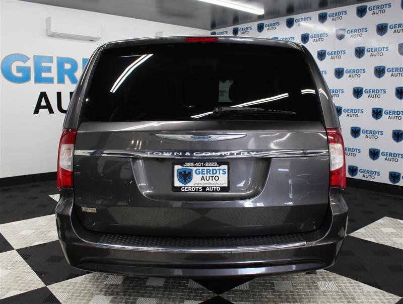 Used 2016 Chrysler Town & Country Touring FWD image 3