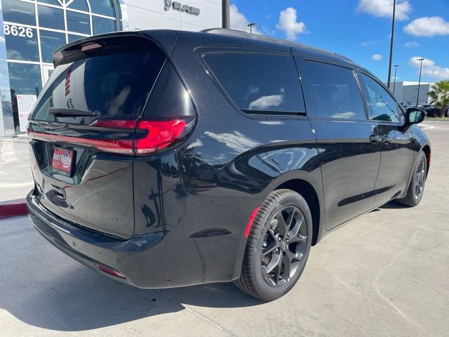 New 2026 Chrysler Pacifica Select w/ S Appearance Package image 3