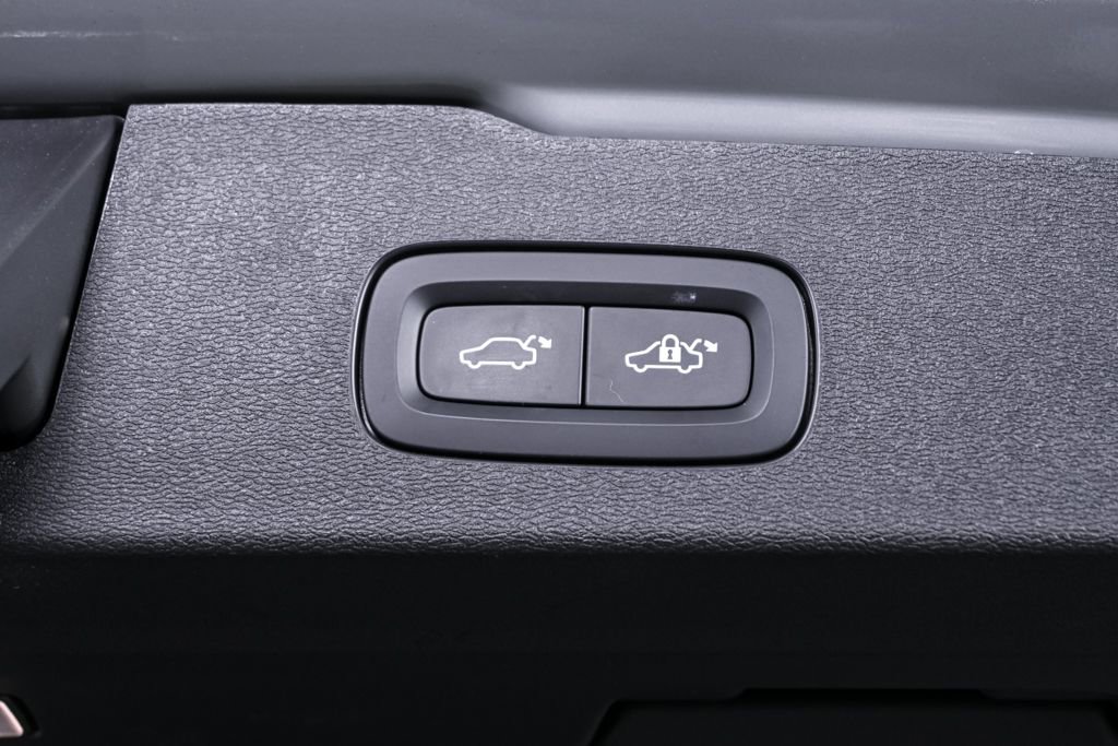 Certified 2025 Volvo V60 B5 Cross Country Plus image 32