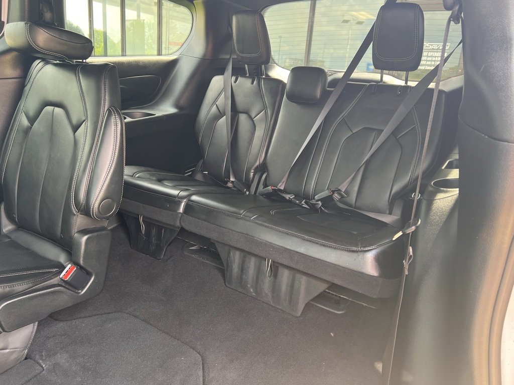 Used 2025 Chrysler Pacifica Select image 32