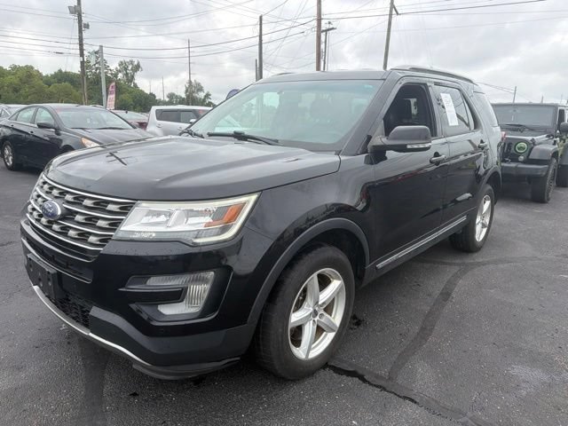 Used 2017 Ford Explorer XLT w/ Equipment Group 202A AWD/4WD image 3