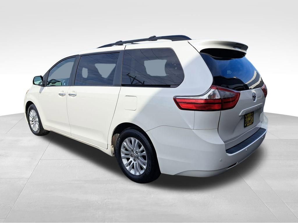 Used 2017 Toyota Sienna XLE Premium image 3
