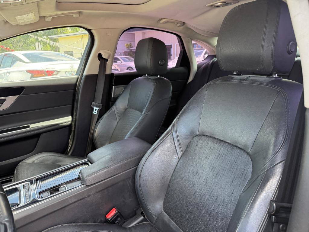 Used 2017 Jaguar XF Prestige RWD image 10