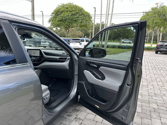 Used 2025 Toyota Highlander XLE FWD image 23