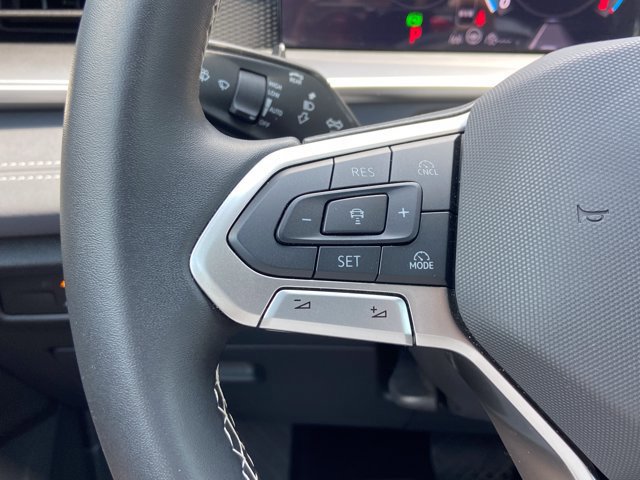 Used 2025 Volkswagen Tiguan SE AWD/4WD image 16