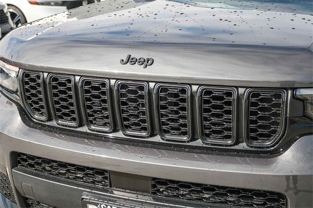 Used 2023 Jeep Grand Cherokee L Laredo image 7