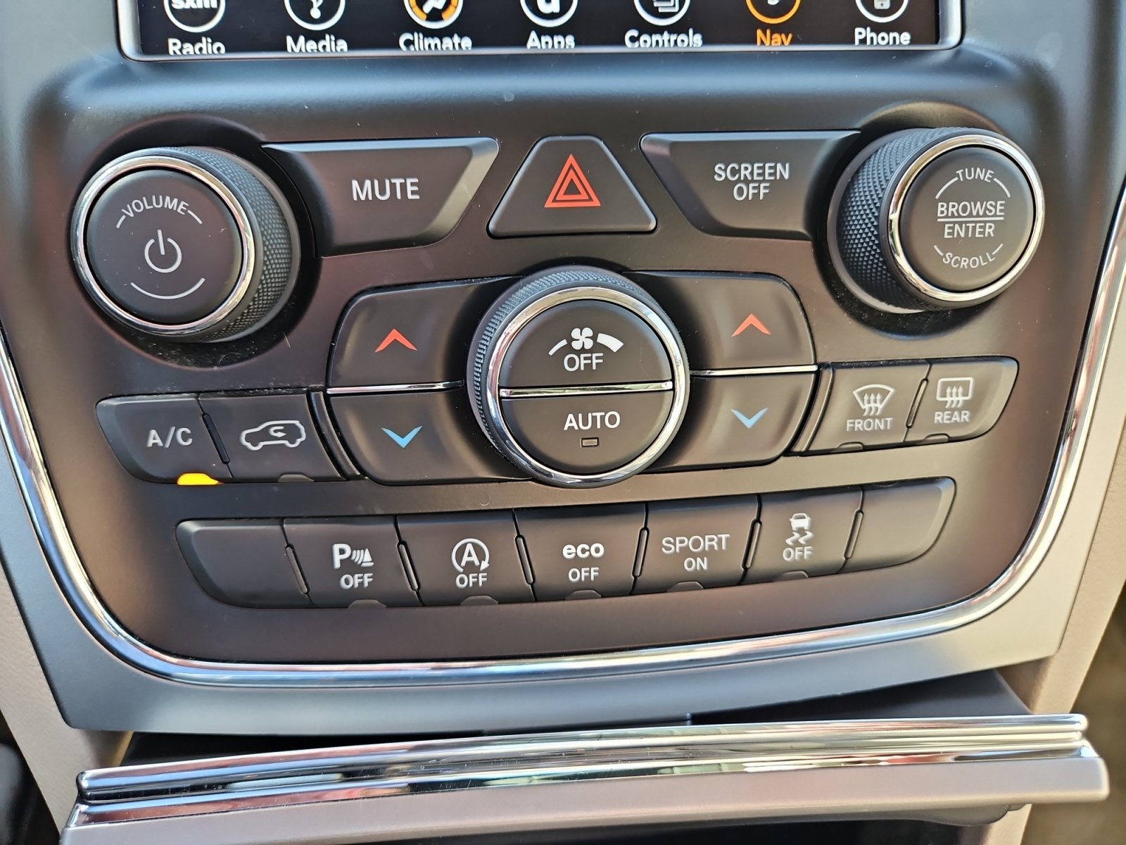 Used 2018 Jeep Grand Cherokee Overland AWD/4WD image 27