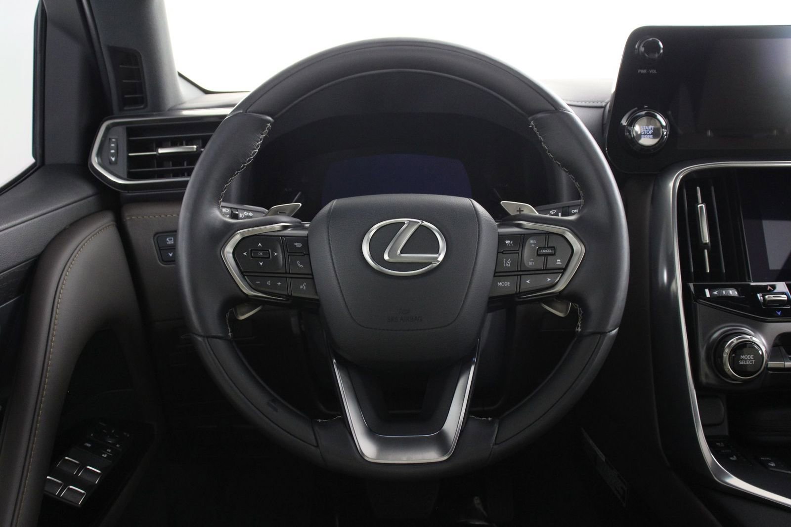 Used 2024 Lexus LX 600 4WD w/ Luxury Package image 8
