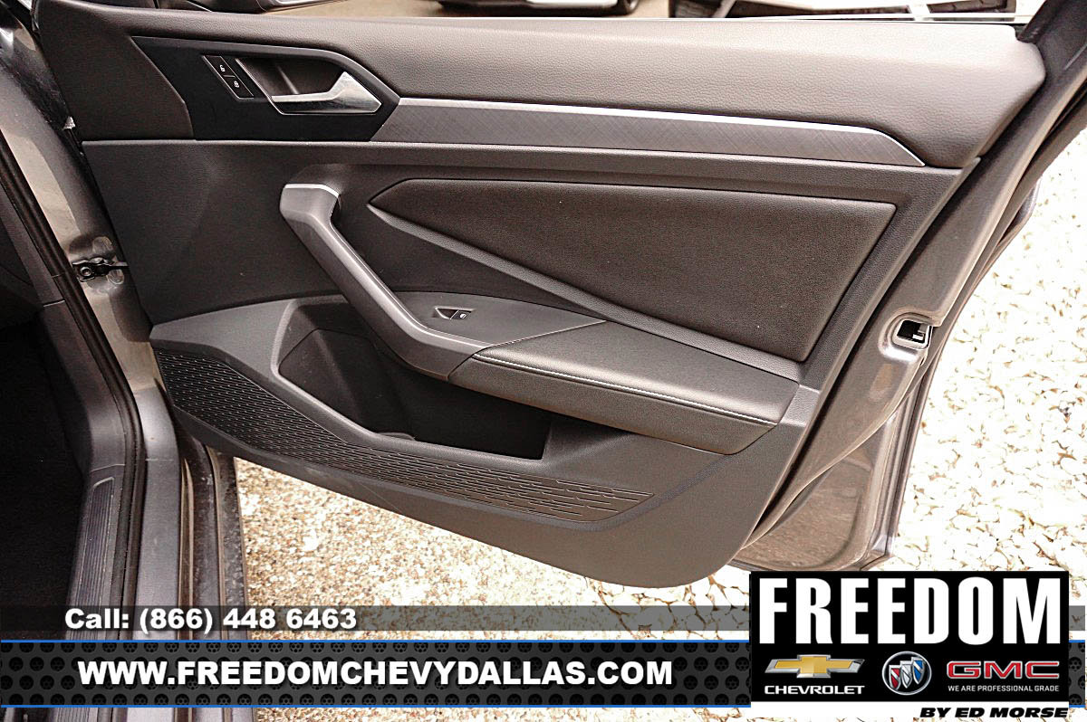 Used 2024 Volkswagen Jetta SE FWD image 32