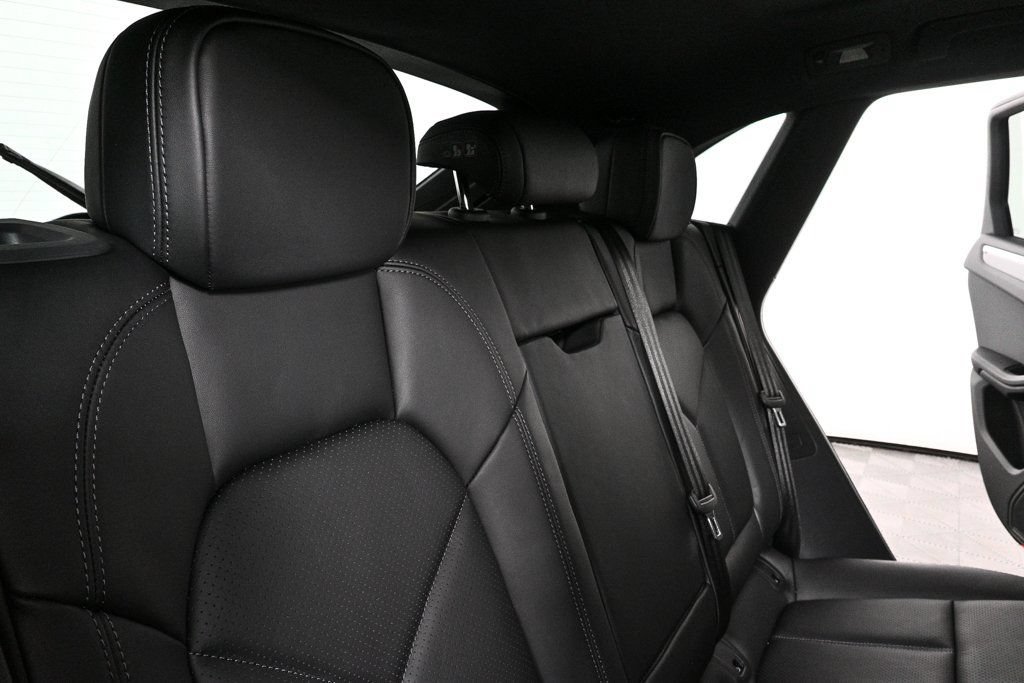 Certified 2026 Porsche Macan AWD/4WD image 24