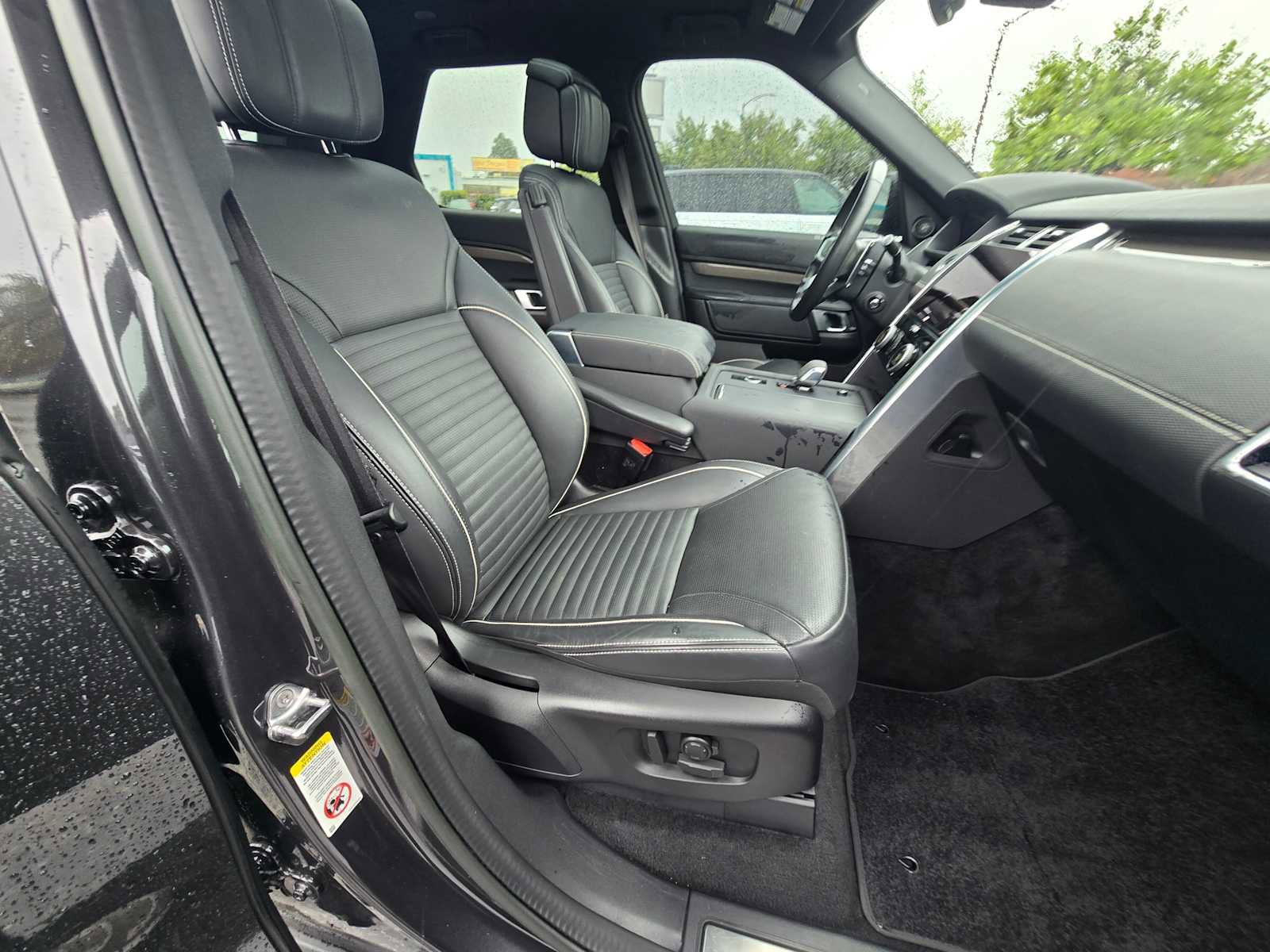 Used 2023 Land Rover Discovery Metropolitan Edition image 11