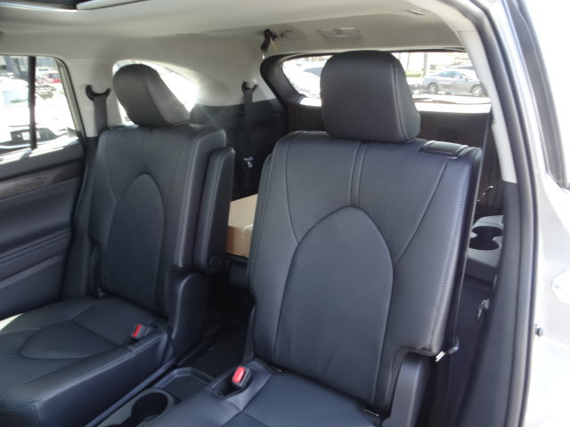 New 2026 Toyota Highlander Platinum AWD/4WD image 12