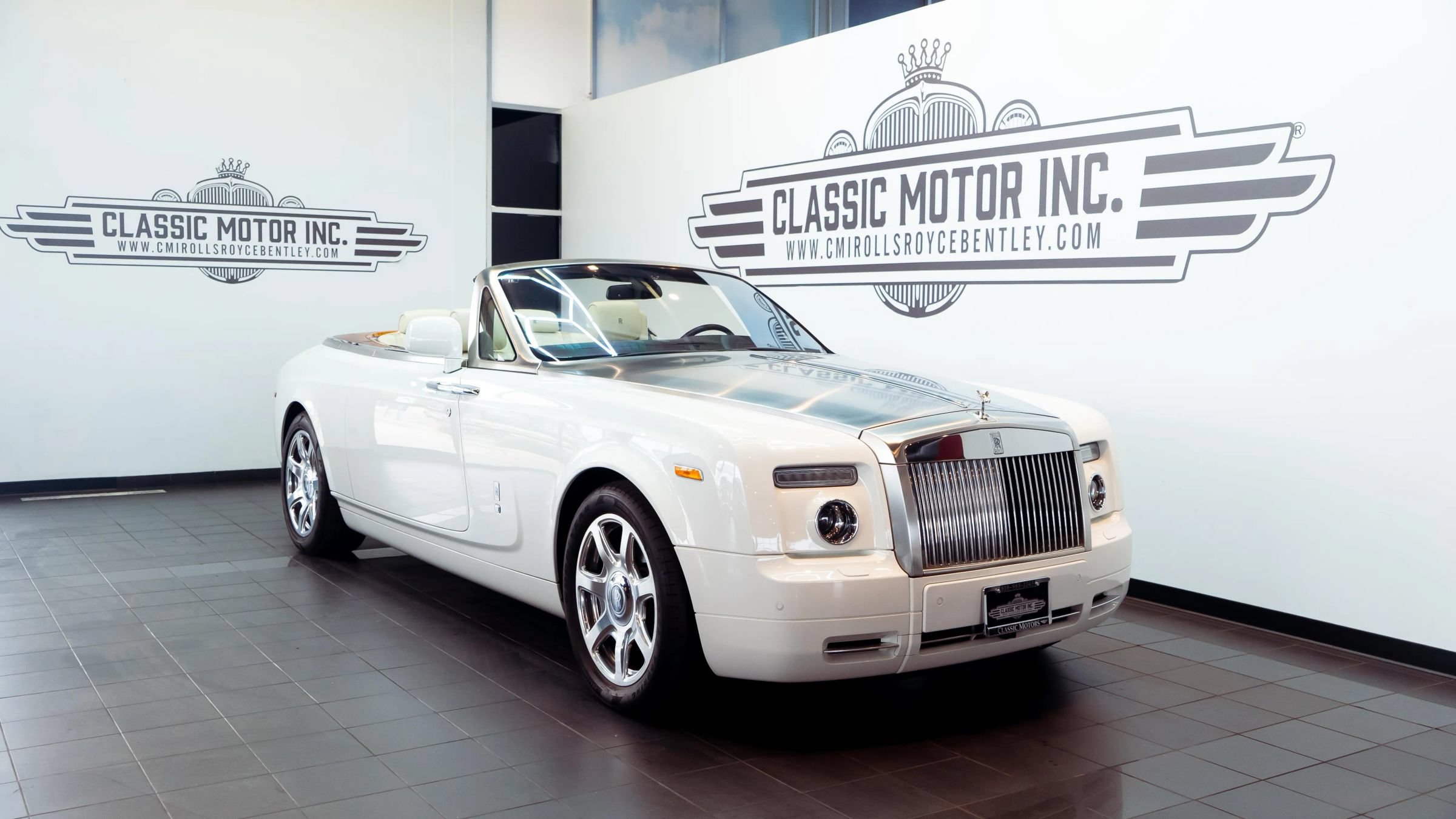 Used 2011 Rolls-Royce Phantom Drophead Coupe RWD image 1