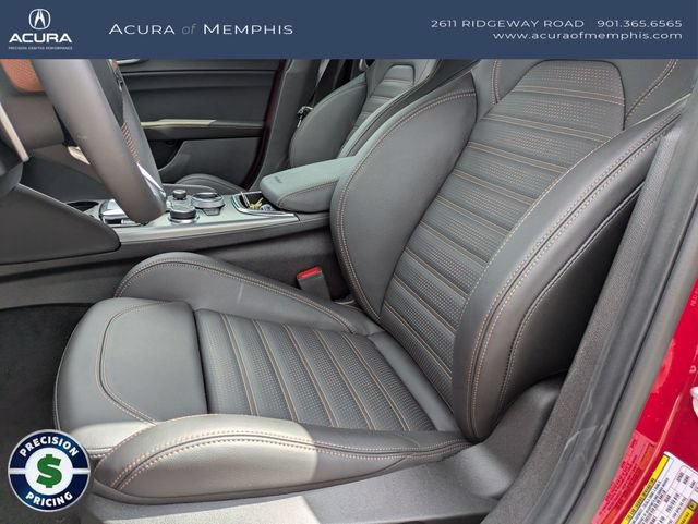Used 2025 Alfa Romeo Giulia AWD w/ Driving Assist Package image 22
