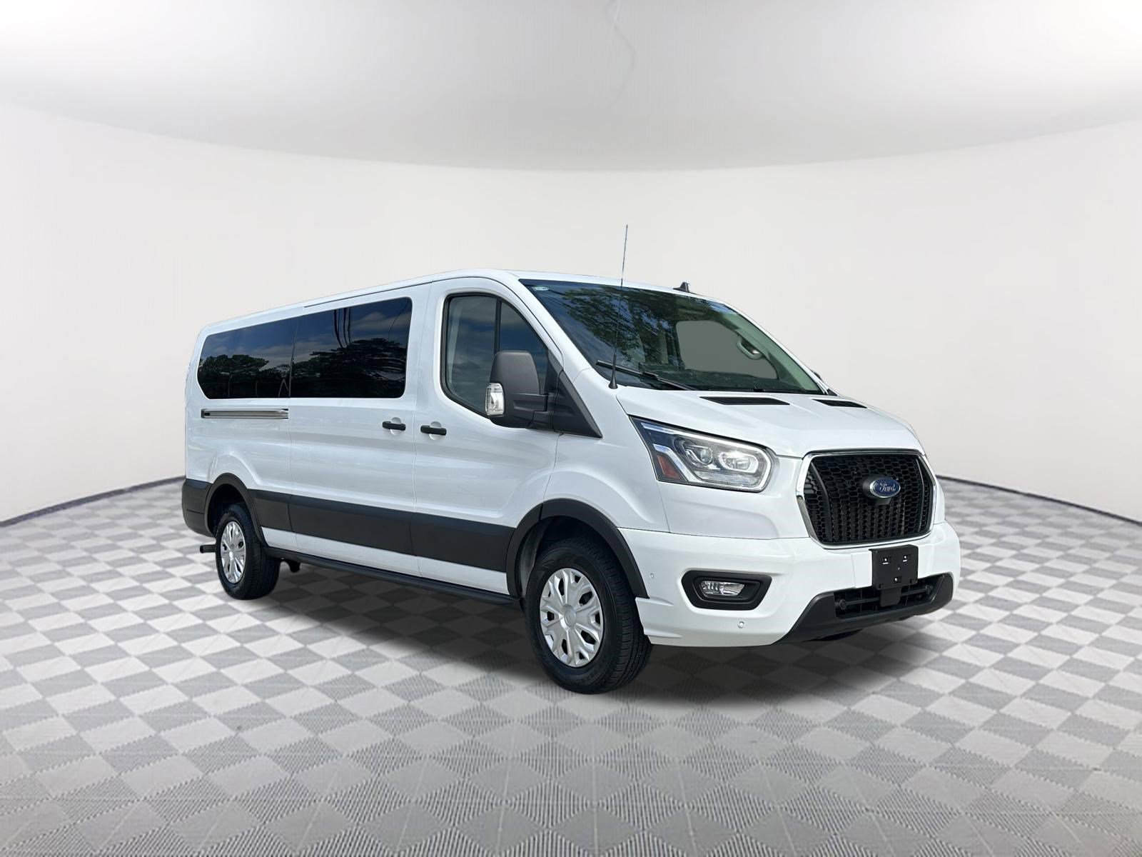 Used 2023 Ford Transit 350 XLT RWD image 4