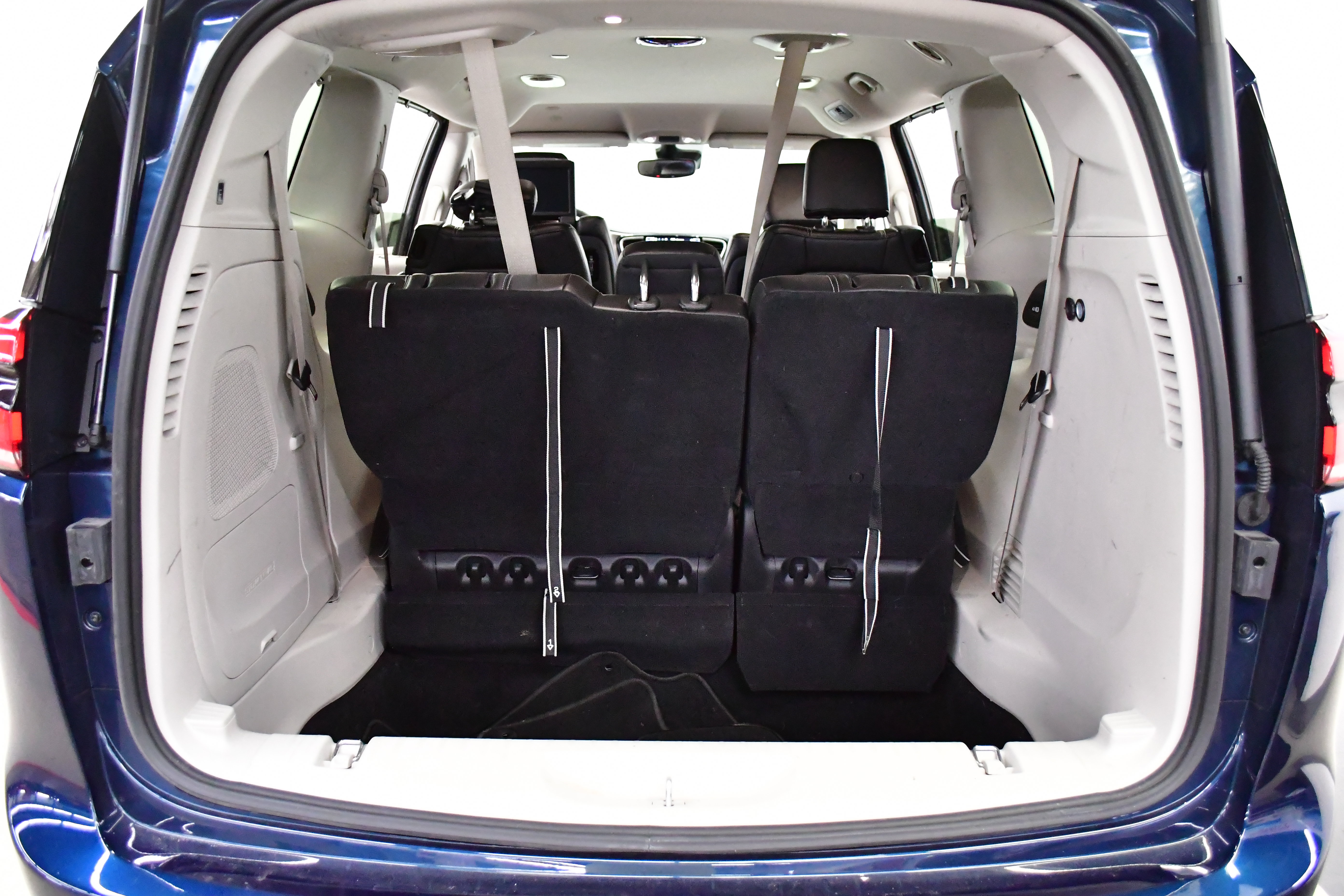 Used 2023 Chrysler Pacifica Touring-L w/ Uconnect Theater Family Group FWD image 8