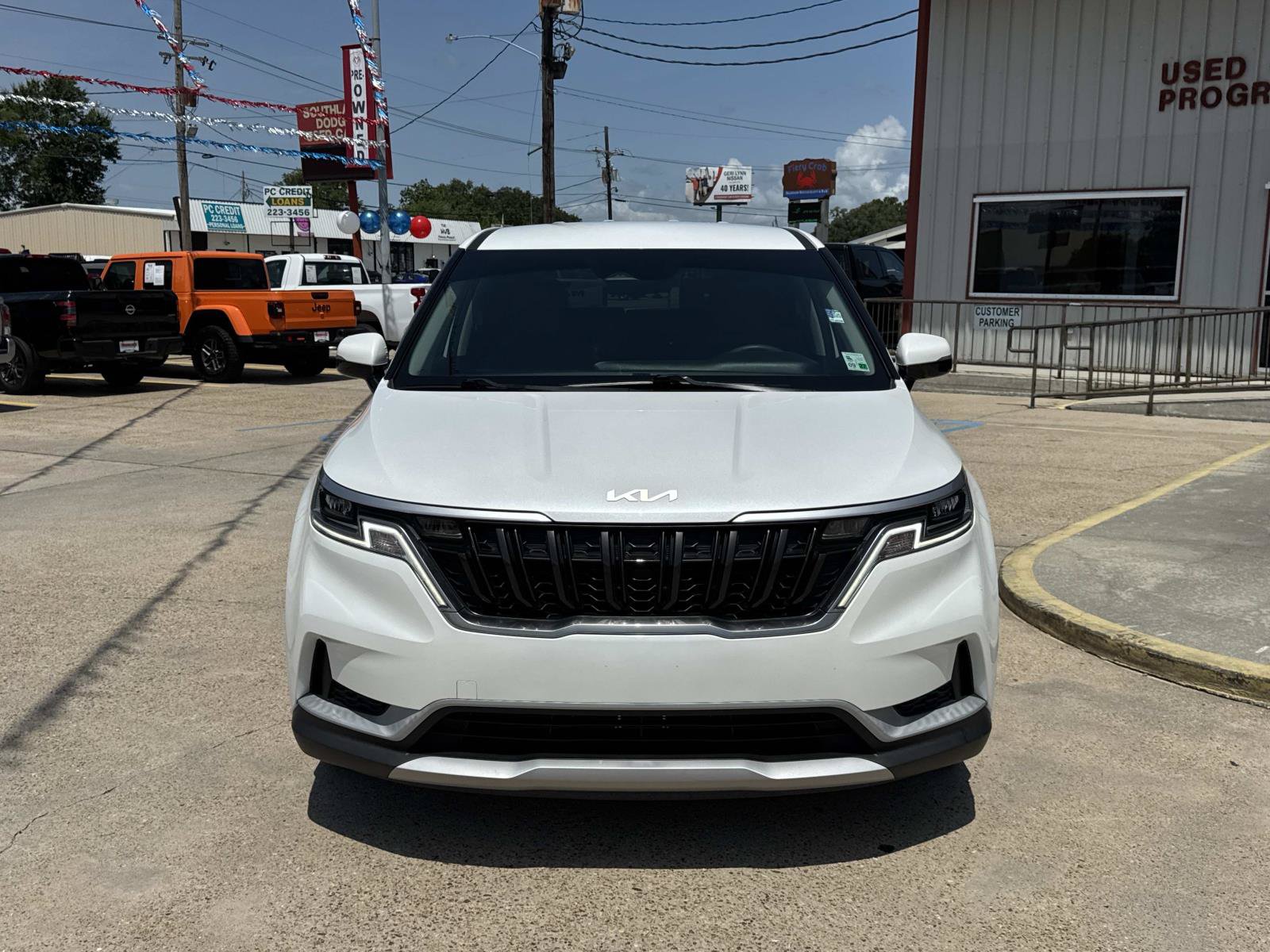 Used 2024 Kia Carnival LX FWD image 2