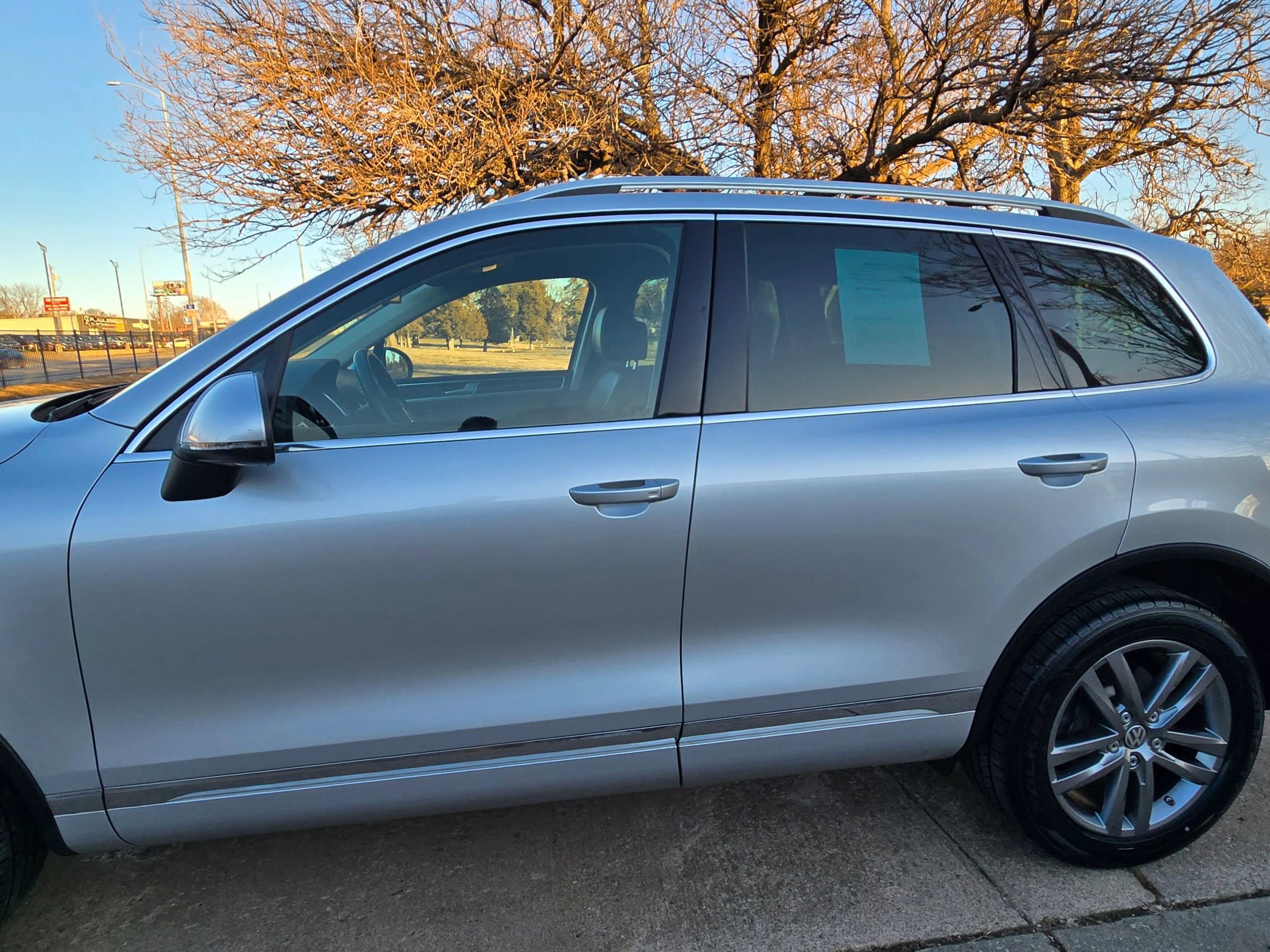 Used 2016 Volkswagen Touareg VR6 image 3