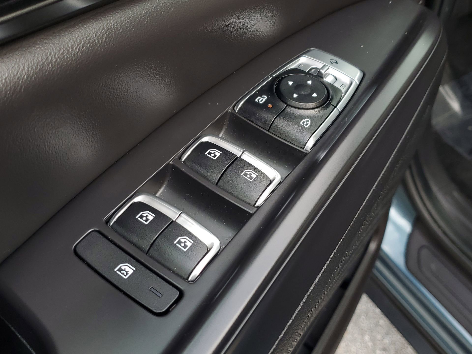 Used 2025 Kia Carnival SX w/ SX Dark Edition Package image 22