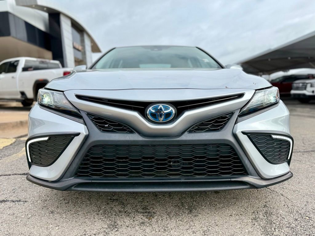 Used 2022 Toyota Camry SE FWD image 2