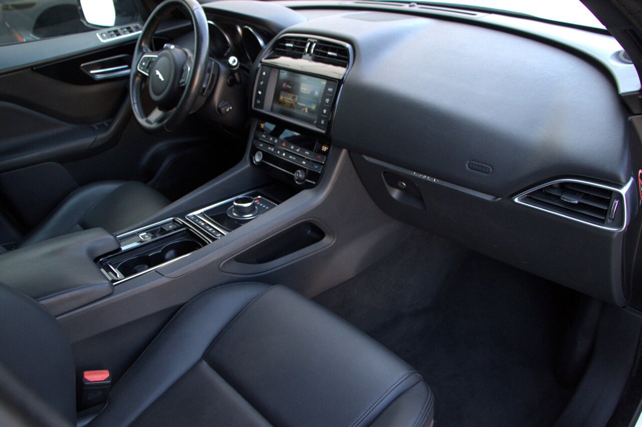 Used 2018 Jaguar F-PACE Premium image 30