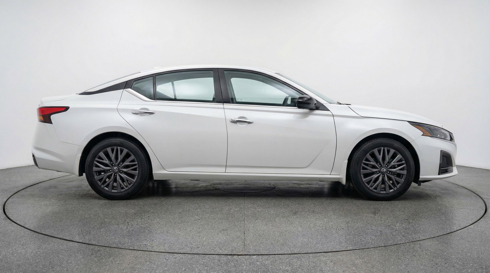 Used 2025 Nissan Altima 2.5 SV FWD image 11